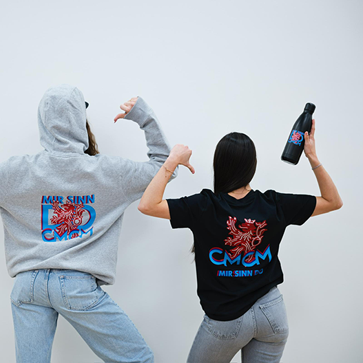 Deux filles qui portent la collection Jacques Schneider x CMCM