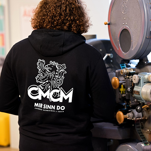 Homme qui porte la collection Jacques Schneider x CMCM