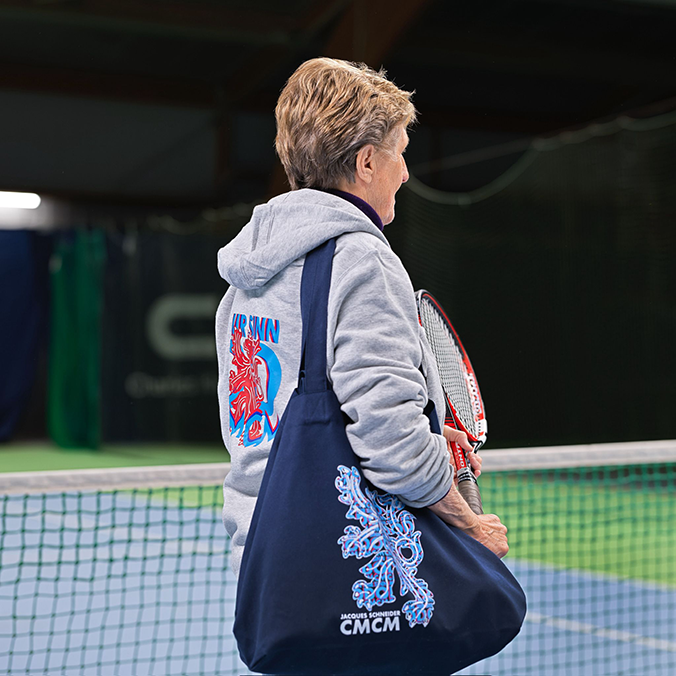 Femme qui porte la collection Jacques Schneider x CMCM